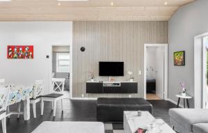Μια τηλεόραση ή/και κέντρο ψυχαγωγίας στο 4 Bedroom Beautiful Home In Væggerløse