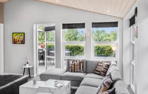 Χώρος καθιστικού στο 4 Bedroom Beautiful Home In Væggerløse