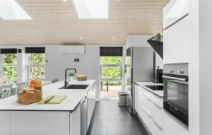 Η κουζίνα ή μικρή κουζίνα στο 4 Bedroom Beautiful Home In Væggerløse