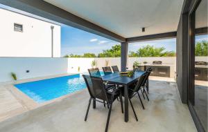 ザダルにあるStunning Home In Privlakaのダイニングルーム(テーブル、椅子付)