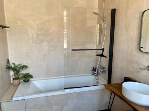 Koupelna v ubytování Maison 5min du vieux-Lille avec extérieur pour 1 à 6 personnes + 8 fotografií