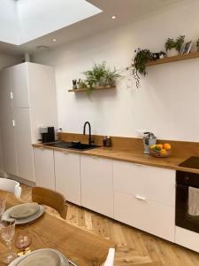 Kuchyň nebo kuchyňský kout v ubytování Maison 5min du vieux-Lille avec extérieur pour 1 à 6 personnes