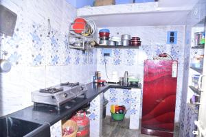 Kuchyň nebo kuchyňský kout v ubytování Unique 2BHK Homestay