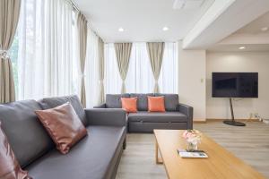 東京にあるK-Large balcony, Luxury 2Bedroom Condo, 101sqm,Max14 PPL,7mins walk to station, Elevator,QuiteAreaのソファとテーブルのあるリビングルーム