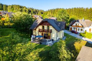una vista aerea di una casa con cortile di Lipno villa Kleiner a Lipno nad Vltavou