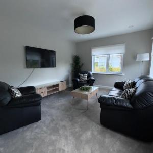 Ruang duduk di Modern Dunboyne Home