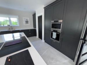 Dapur atau dapur kecil di Modern Dunboyne Home