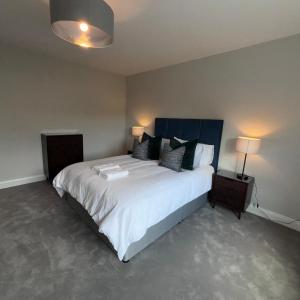 Katil atau katil-katil dalam bilik di Modern Dunboyne Home
