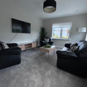 Ruang duduk di Modern Dunboyne Home