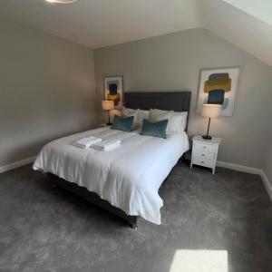 Katil atau katil-katil dalam bilik di Modern Dunboyne Home
