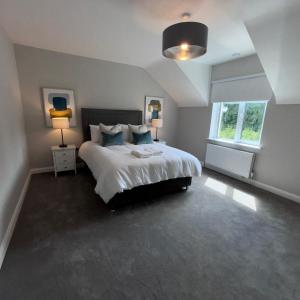 Katil atau katil-katil dalam bilik di Modern Dunboyne Home