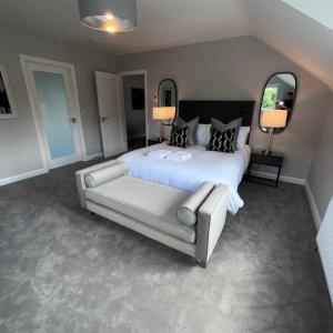 Katil atau katil-katil dalam bilik di Modern Dunboyne Home