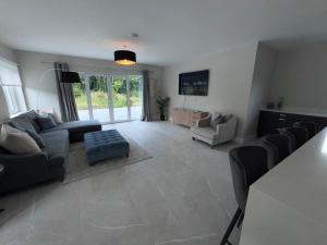 Ruang duduk di Modern Dunboyne Home