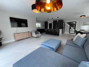Ruang duduk di Modern Dunboyne Home