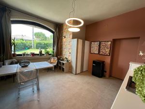 a living room with a table and a window at Rinirma in Cocconato