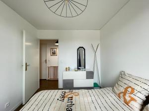 a bedroom with a bed with a mirror and a sink at Duplex Moderne 8per&3Ch&10 min Disney&Parking free in Magny-le-Hongre
