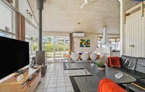 TV a/nebo společenská místnost v ubytování Holiday Home Hyldekrogen Hejls I