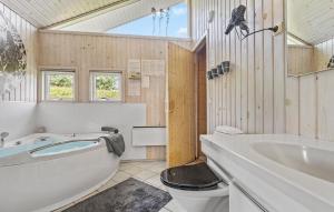 Koupelna v ubytování Holiday Home Hyldekrogen Hejls I
