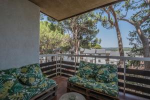 porche con sofá y sillas en el balcón en Apt Romántico con chimenea con Fibra óptica y terraza, en San Martín de Valdeiglesias