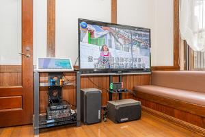 TV a/nebo společenská místnost v ubytování 大室山の角