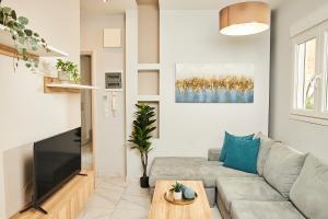 Μια τηλεόραση ή/και κέντρο ψυχαγωγίας στο Gem of Rotonda, City View Penthouse by BiNoBi!