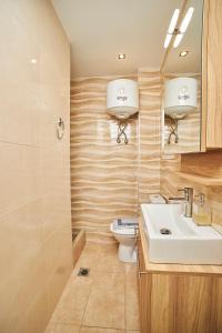 Ένα μπάνιο στο Gem of Rotonda, City View Penthouse by BiNoBi!