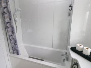 テンビーにある34 Croft Courtの鏡とトイレットペーパー2ロールを備えたバスルーム +18枚の写真