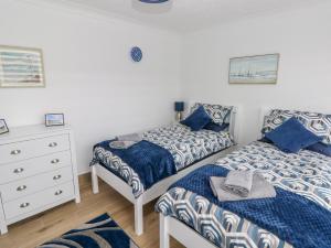 テンビーにある34 Croft Courtのツインベッドルーム(ベッド2台、ドレッサー付)