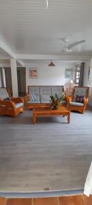 Χώρος καθιστικού στο les bougainvilliers +14 φωτογραφίες