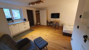 Una sala de estar con un sofá, una cama y una mesa. en Apart Studio 71, en Altenmarkt im Pongau