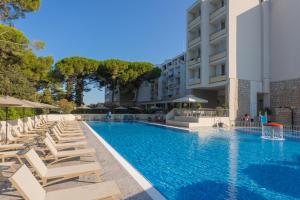 Bazén v ubytování Family Hotel Adria - All inclusive nebo v jeho okolí