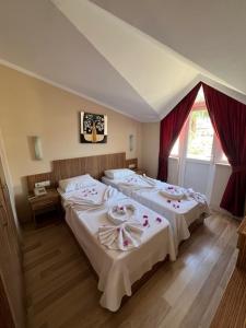 Un dormitorio con dos camas y una ventana. en HAVANA HOTEL, en Kemer 20 fotos más