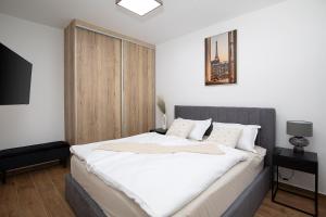 ein Schlafzimmer mit einem großen Bett und einem Fernseher in der Unterkunft Villa Blue Banjole in Banjole + 41 Fotos