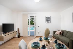 ein Wohnzimmer mit Sofa und Tisch in der Unterkunft Villa Blue Banjole in Banjole