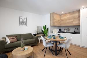 ein Wohnzimmer mit Sofa und Tisch in der Unterkunft Villa Blue Banjole in Banjole