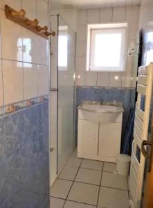 a bathroom with a glass shower and a sink at Maison de charme avec vue sur mer - Audinghen - 80 m² - Jardin in Audinghen