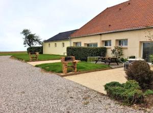 a house with a yard with a picnic table at Maison de charme avec vue sur mer - Audinghen - 80 m² - Jardin in Audinghen