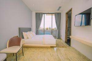 a bedroom with a bed and a large window at CDCI Business Suites Nugegoda in Nugegoda