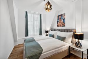 una camera da letto con un letto grande e una finestra di GLANDON Rooms Haldenhof - Self-Check-In a Lucerna