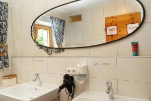 Koupelna v ubytování Wohnung Kreuzjoch 142- Naviser Huette + 24 fotografií