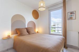a bedroom with a large bed and a window at T3 Universités & Hospitals - Havre de paix près Toulouse - parking - terrasse in Toulouse