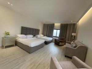 Postel nebo postele na pokoji v ubytování Hamdan Plaza Hotel Salalah, an HTG Hotel