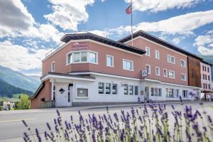 un grande edificio con una bandiera sopra di Hotel Dischma a Davos