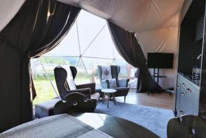 Posezení v ubytování Glamping Pasieka Namiot Glamp Bukowina Tatrzańska - domki w górach