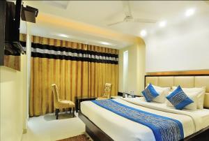 Postel nebo postele na pokoji v ubytování Hotel Sai Miracle - New Delhi