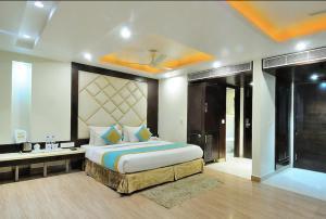 Postel nebo postele na pokoji v ubytování Hotel Sai Miracle - New Delhi