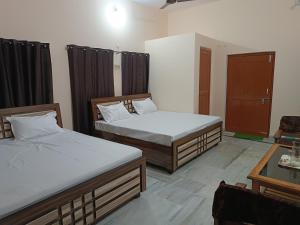 Letto o letti in una camera di RaghuvarDham Delux 2 Double Beds