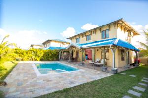 Villa con piscina frente a una casa en Orchid Villas Mauritius en Belle Mare