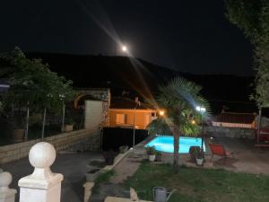 ChiloechesにあるApartamento con piscinaの夜のプールのある家