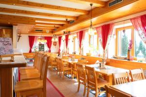 Reštaurácia alebo iné gastronomické zariadenie v ubytovaní Wohnung Gruenberg 144 - Naviser Huette
